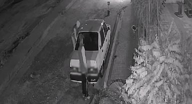 Otomobilden yapılan hırsızlık kamerada