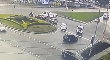 Otomobilin çarptığı kadın yaralandı, kaza anı kamerada