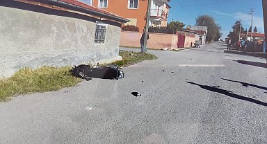 Otomobilin çarptığı motosikletin sürücüsü metrelerce savruldu