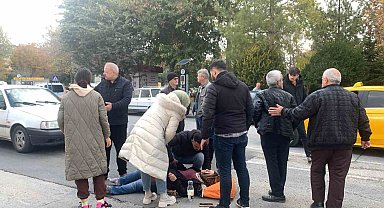 Otomobilin kapısına motosiklet çarptı: 1 yaralı