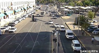 Otomobille makas atarken yayalara çarpıp kaçtı