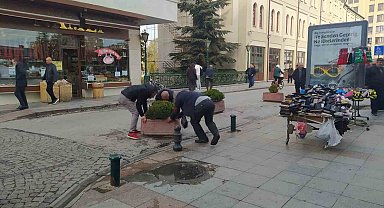 Otomobiller düzensiz park etmesine taş saksılarla çözüm bulmaya çalıştılar