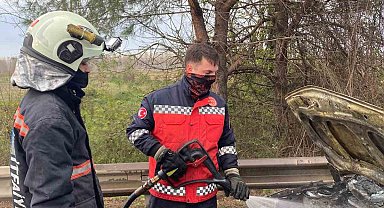 Otoyolda seyir halinde alev alan otomobil kullanılamaz hale geldi