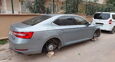 Park halindeki 3 aracın lastikleri jantlarıyla beraber çalındı