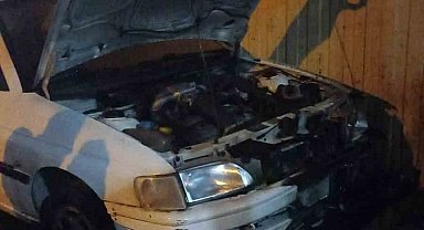 Park halindeki otomobilin motor kısmı alev aldı