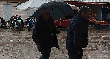 Pazarcı esnafının yağmur ve şiddetli rüzgarla imtihanı