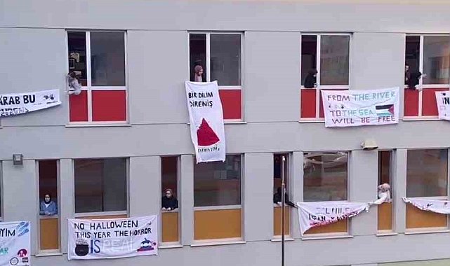 Pendik'te liseli öğrenciler İsrail'in katliamına karşı birlik olup ezgi söyledi