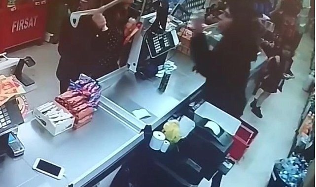Pendik'te reyondaki fiyat kasada farklı çıkınca kasiyere koltuk değneğiyle saldırdı