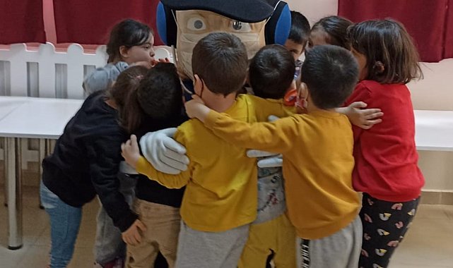 Polis ekipleri anaokulları ve ilkokulları ziyaret etti
