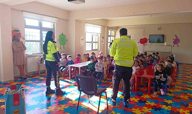 Polisten öğrencilere trafik güvenliği eğitimi