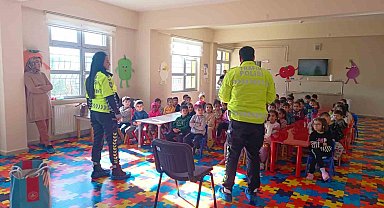 Polisten öğrencilere trafik güvenliği eğitimi