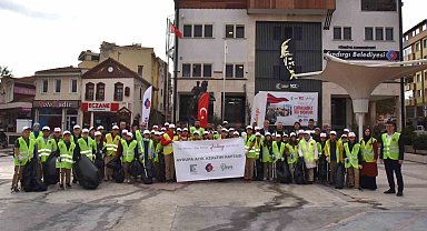 Protokol ve öğrencilerden çevre temizliği