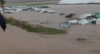 "Arı adam" olarak tanınan üreticinin bin kovan arısı selde telef oldu