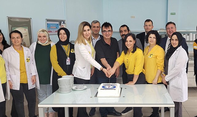 Radyoloji çalışanları 'Dünya Radyoloji Günü' için pasta kesti