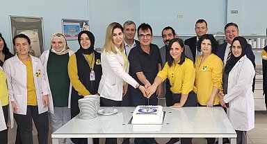 Radyoloji çalışanları 'Dünya Radyoloji Günü' için pasta kesti