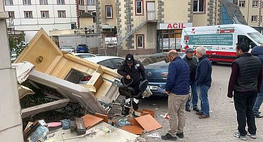 Rahatsızlanan sürücü aracıyla hastaneye daldı