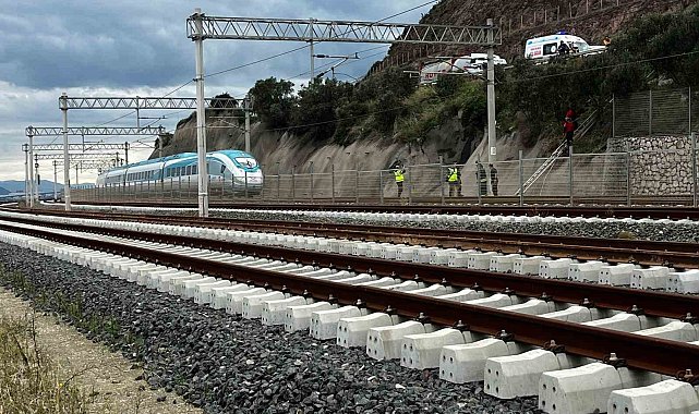 Raylarda yürüyen vatandaşa Yüksek Hızlı Tren çarptı