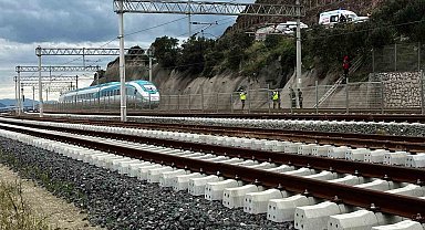 Raylarda yürüyen vatandaşa Yüksek Hızlı Tren çarptı