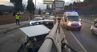 Refüjdeki duvara çarpan otomobilin sürücüsü ölümden döndü