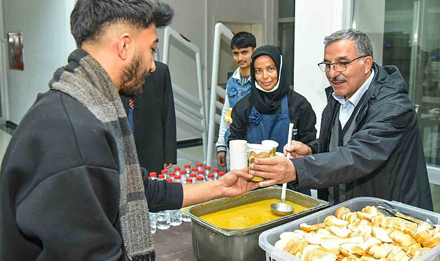 Rektör Gavgalı, sınavlara hazırlanan öğrencilere çorba ikram etti