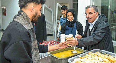 Rektör Gavgalı, sınavlara hazırlanan öğrencilere çorba ikram etti