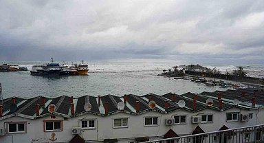 Rize'de biri tır olmak üzere 3 araç dalgalardan hasar gördü, 1 kamyonet denize düştü