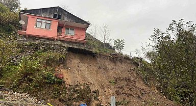 Rize'de heyelan nedeniyle 2 katlı evde yıkılma tehlikesi oluştu