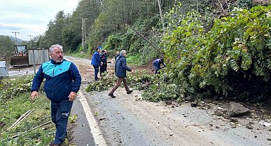 Rize'de heyelan nedeniyle yol ulaşıma kapandı