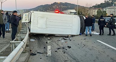 Rize'de minibüs ile otomobil çarpıştı: 4 yaralı