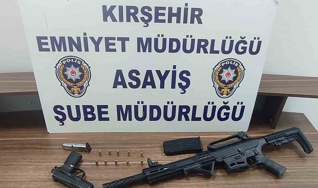 Ruhsatsız tüfek ve tabanca bulunduran şahıs yakalandı