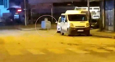 Rüzgarın savurduğu çöp konteynerinin peşinden böyle koştu