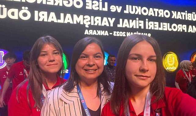 Sadife öğretmen 8 yıldır hem İngilizce öğretiyor hem de TÜBİTAK projeleriyle derece elde ediyor