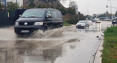 Sağanak sonrası yollarda su birikintileri oluştu