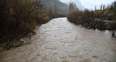 Sağanak yağış çayları taşırdı