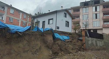 Sağanak yağışlar kazı çalışması yürütülen alanda heyelan neden oldu