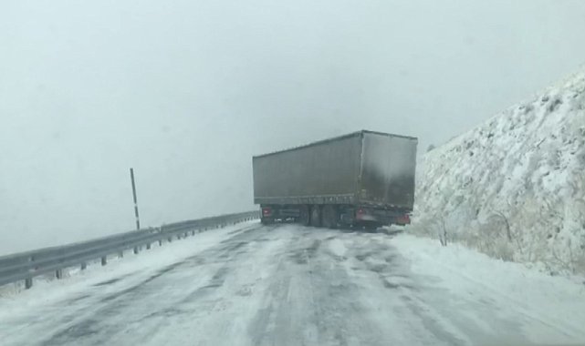 Sahara Geçidi'nde ulaşıma kar engeli