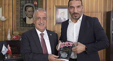Şampiyon boksörden Rektör Çomaklı'ya teşekkür ziyareti