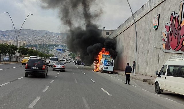 Şanlıurfa'da seyir halindeki minibüs alev topuna döndü: O anlar kamerada