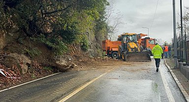 Sarıyer'de dev kaya parçası toprakla birlikte yola yuvarlandı, muhtemel bir faciadan dönüldü