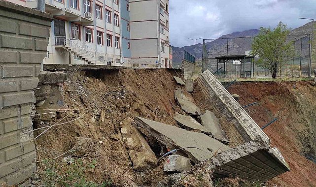 Sason'da okul duvarı çöktü