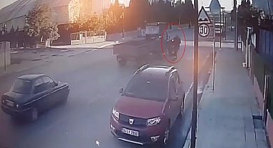 Scooter ile traktörün çarpıştığı kaza kamerada