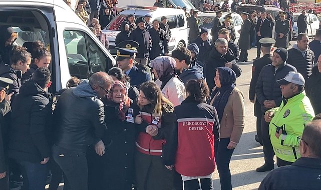 Şehit Üsteğmen Abdullah Köse yaşadığı evin karşısına defnedildi