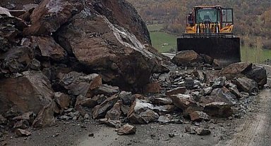 Şemdinli'de yola düşen kayalar temizlendi