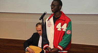 Senegalli öğrencinin 'Sarı gelin' türküsünü seslendirmesi ilgi gördü