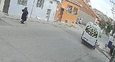 Servis minibüsü yolda duran köpeği ezip kaçtı