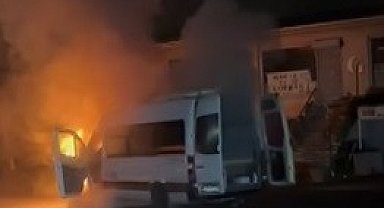 Servis minübüsü alev topuna döndü: İşçiler ölümden kıl payı kurtuldu