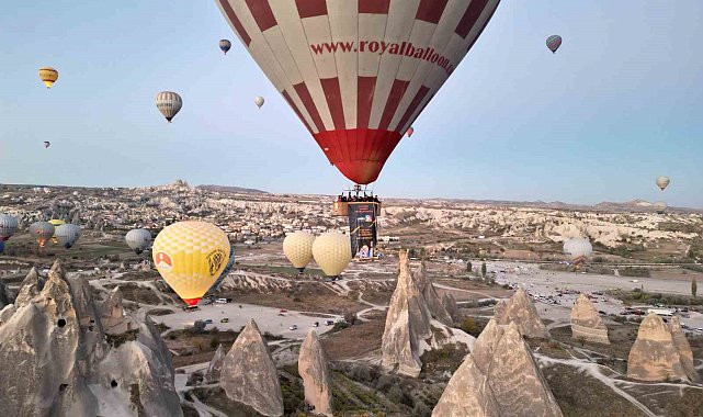 Sıcak hava balonları LÖSEV pankartları ile uçtu
