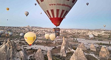 Sıcak hava balonları LÖSEV pankartları ile uçtu