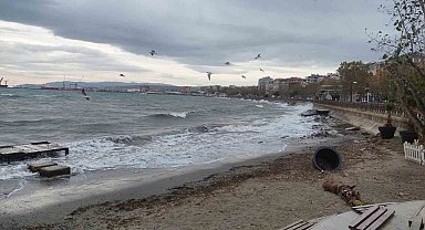 Şiddetli lodos: Deniz çalkalanıyor, tekneler dans ediyor