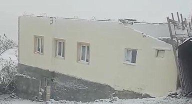 Şiddetli rüzgar caminin çatısını uçurdu